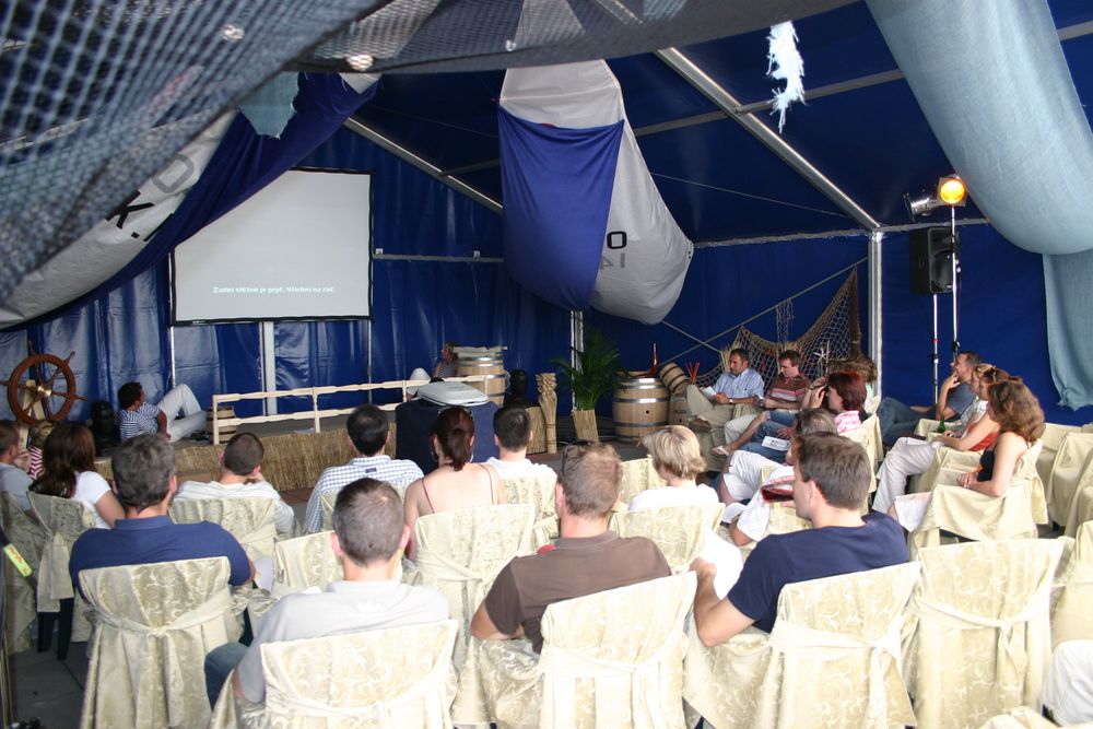 vybavení párty stanů